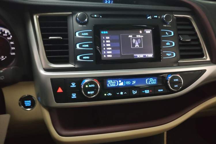 Used Toyota Highlander 2015 2.0T Two-Wheel Drive Luxury Edition 7 Seats Audio And AC Panel