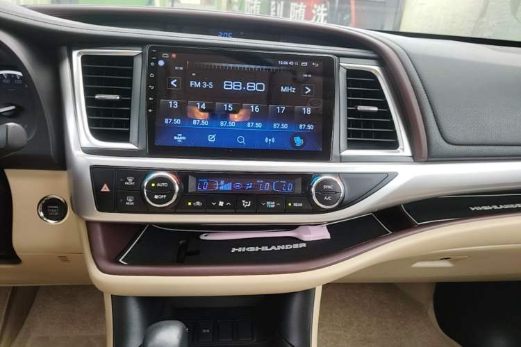 Used Toyota Highlander 2015 2.0T Two-Wheel Drive Luxury Edition 7 Seats Audio And AC Panel