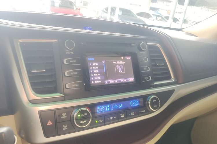 Used Toyota Highlander 2015 2.0T Four-Wheel Drive Luxury Edition 7-Seater Audio And AC Panel