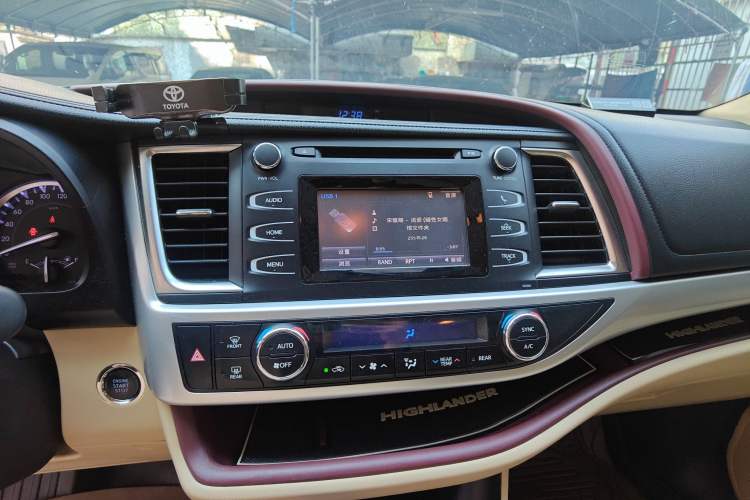 Used Toyota Highlander 2015 2.0T Two-Wheel Drive Luxury Edition 7 Seats Audio And AC Panel