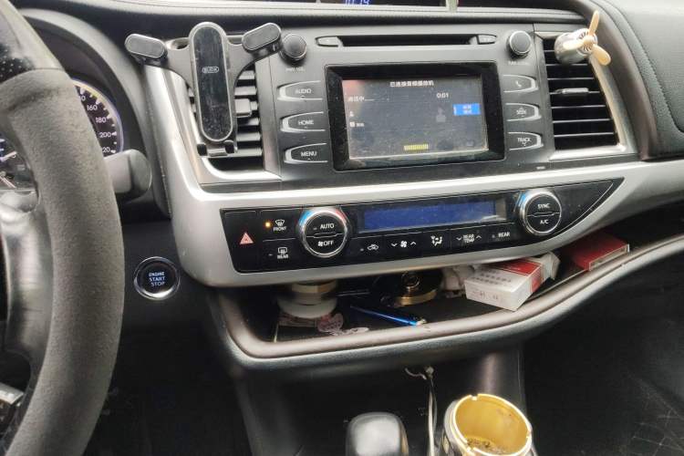 Used Toyota Highlander 2015 2.0T Four-Wheel Drive Luxury Navigation Version with 7 Seats Audio And AC Panel