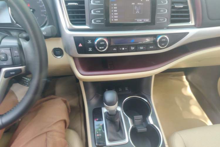 Used Toyota Highlander 2015 2.0T Four-Wheel Drive Luxury Edition 7-Seater Audio And AC Panel