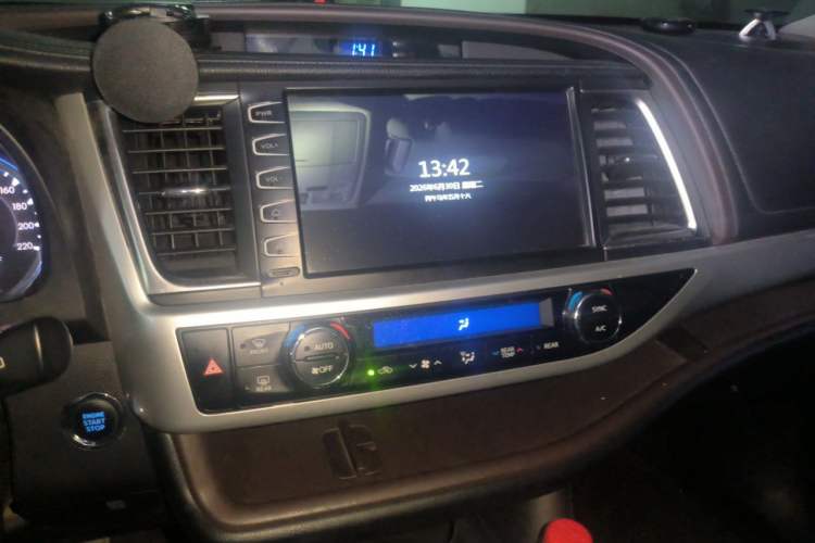 Used Toyota Highlander 2015 2.0T Four-Wheel Drive Luxury Edition 7-Seater Audio And AC Panel