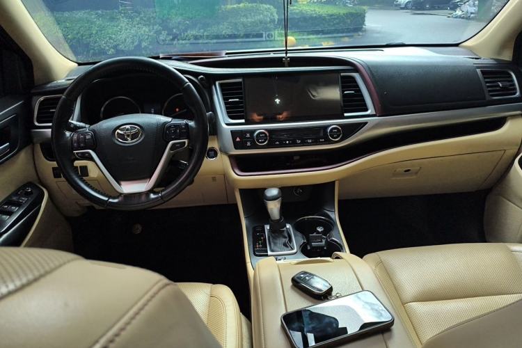 Used Toyota Highlander 2015 2.0T Two-Wheel Drive Luxury Edition 7 Seats Center Console