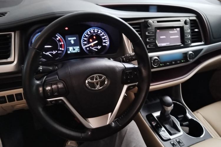 Used Toyota Highlander 2015 2.0T Two-Wheel Drive Luxury Edition 7 Seats Center Console