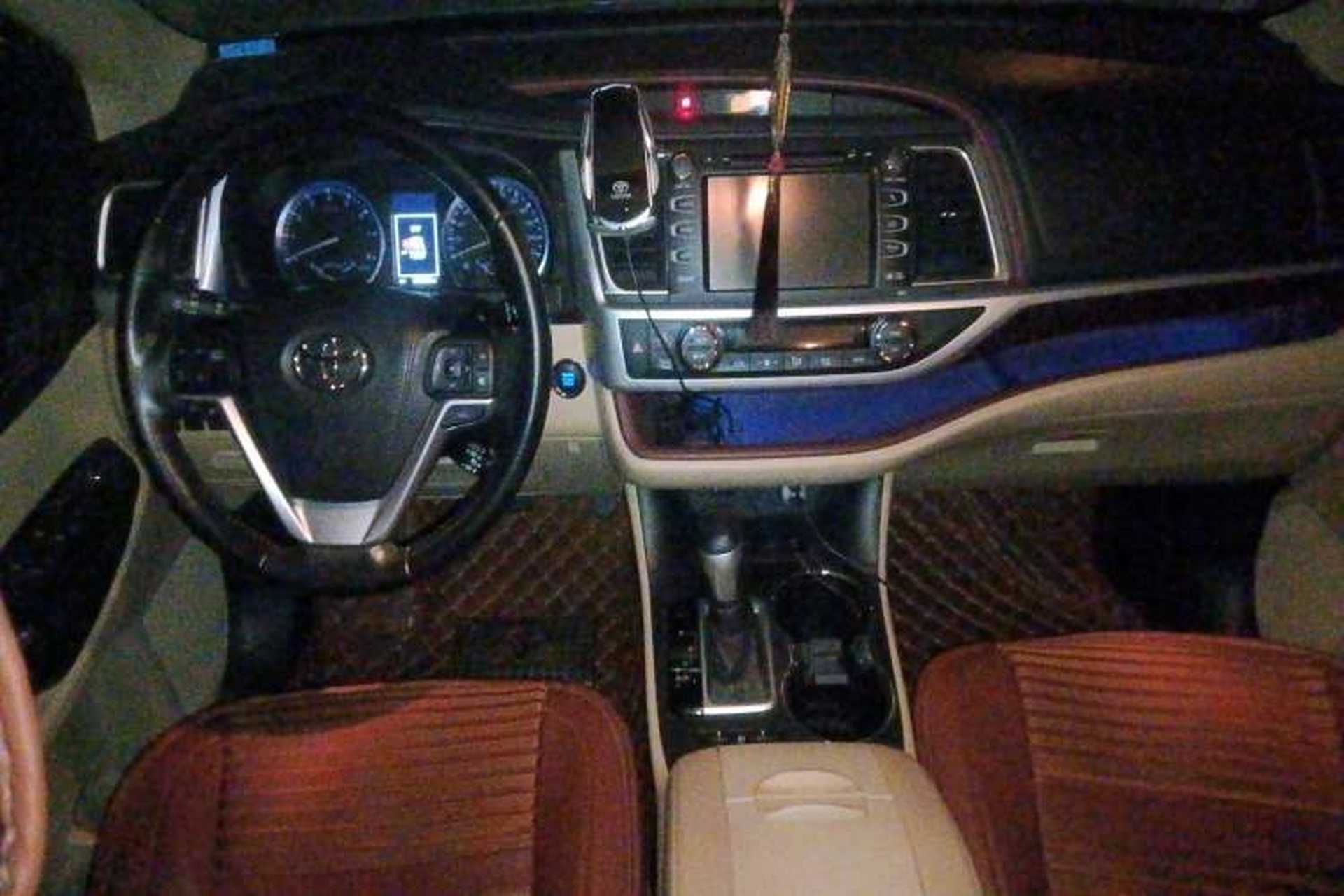 Used Toyota Highlander 2015 2.0T Four-Wheel Drive Ultimate Edition 7-Seater Center Console
