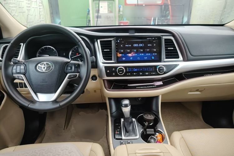 Used Toyota Highlander 2015 2.0T Two-Wheel Drive Luxury Edition 7 Seats Center Console