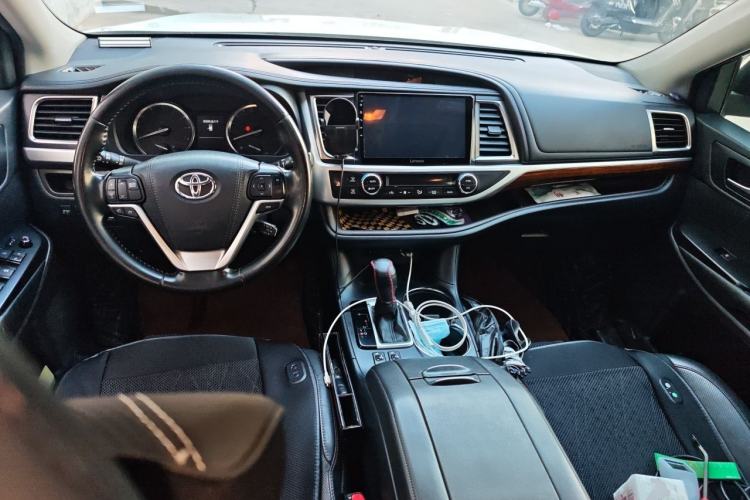 Used Toyota Highlander 2015 2.0T Two-Wheel Drive Luxury Edition 7 Seats Center Console