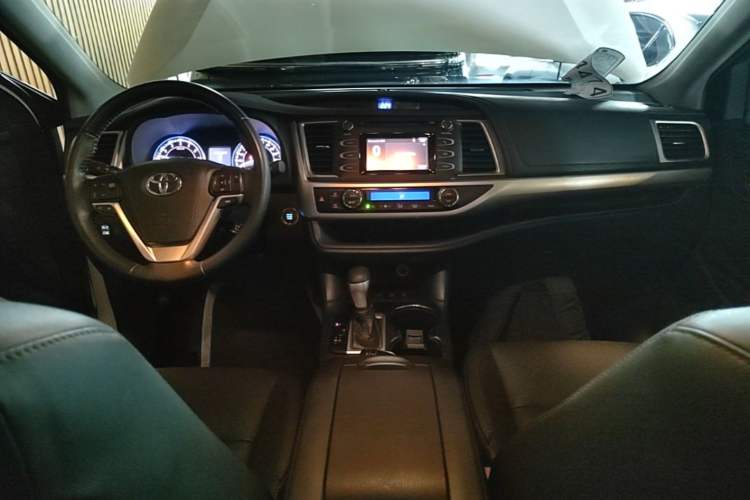 Used Toyota Highlander 2015 2.0T Four-Wheel Drive Luxury Edition 7-Seater Center Console