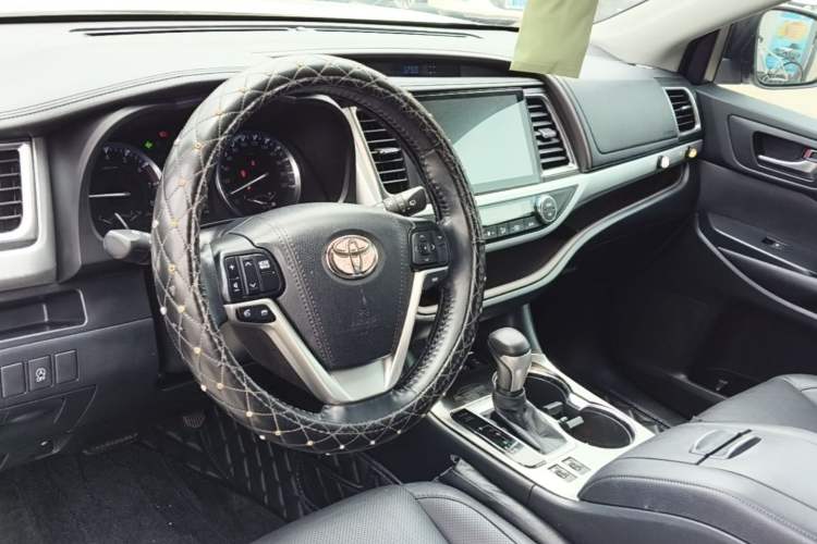 Used Toyota Highlander 2015 2.0T Four-Wheel Drive Luxury Edition 7-Seater Center Console
