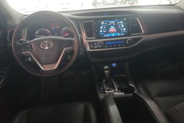 Used Toyota Highlander 2015 2.0T Two-Wheel Drive Luxury Edition 7 Seats Center Console