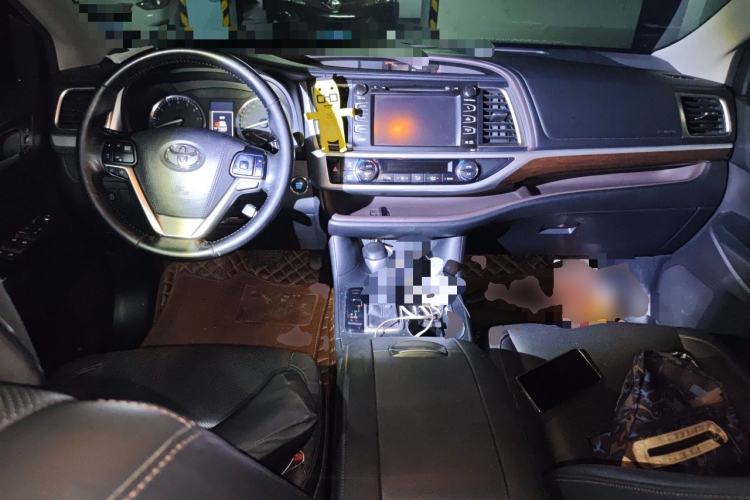 Used Toyota Highlander 2015 2.0T Four-Wheel Drive Ultimate Edition 7-Seater Center Console