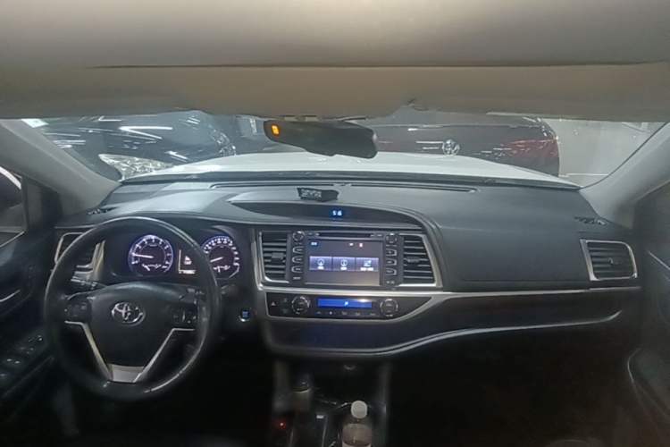 Used Toyota Highlander 2015 2.0T Four-Wheel Drive Ultimate Edition 7-Seater Center Console