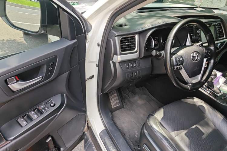 Used Toyota Highlander 2015 2.0T Four-Wheel Drive Ultimate Edition 7-Seater Driver Seat