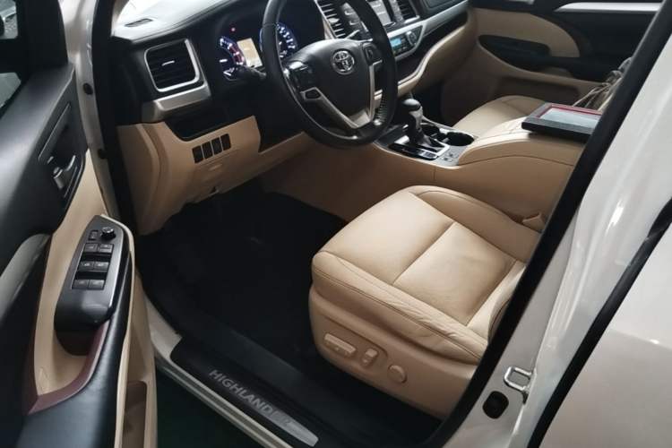 Used Toyota Highlander 2015 2.0T Two-Wheel Drive Luxury Edition 7 Seats Driver Seat