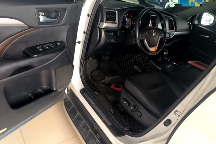 Used Toyota Highlander 2015 2.0T Two-Wheel Drive Luxury Edition 7 Seats Driver Seat
