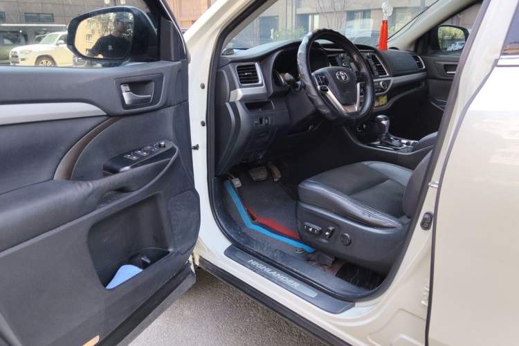 Used Toyota Highlander 2015 2.0T Four-Wheel Drive Luxury Edition 7-Seater Driver Seat