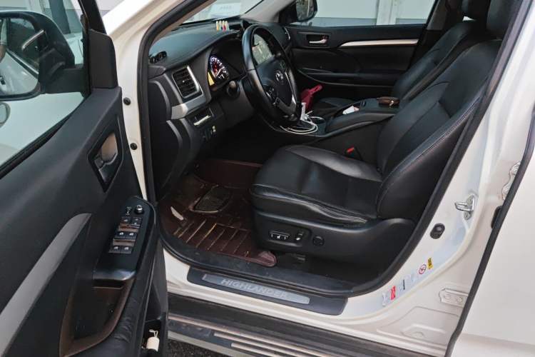Used Toyota Highlander 2015 2.0T Four-Wheel Drive Luxury Edition 7-Seater Driver Seat