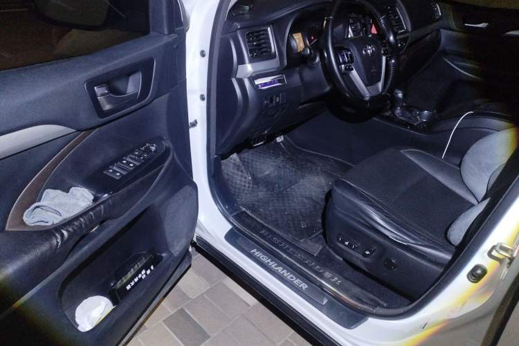 Used Toyota Highlander 2015 2.0T Four-Wheel Drive Luxury Edition 7-Seater Driver Seat