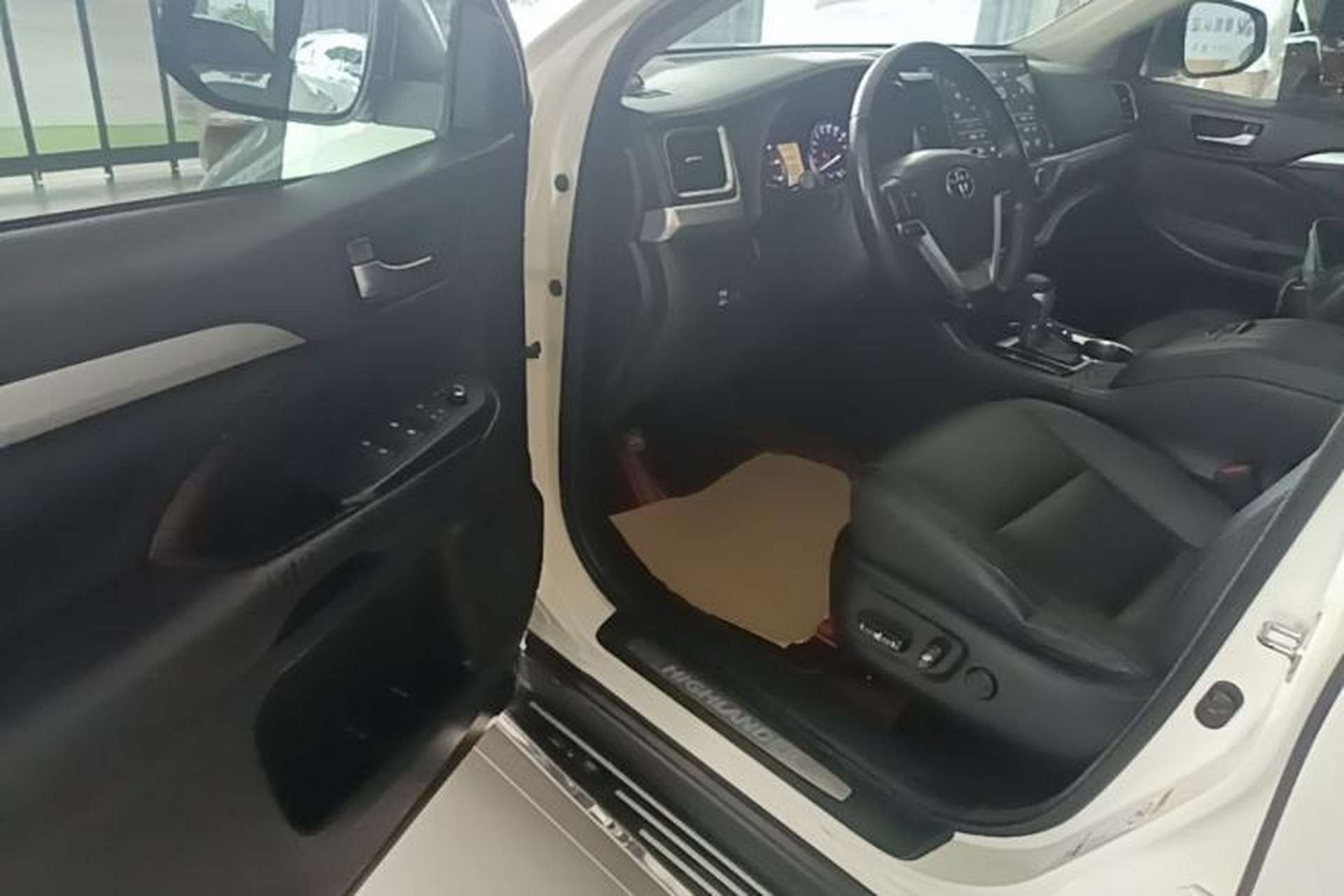 Used Toyota Highlander 2015 2.0T Four-Wheel Drive Luxury Edition 7-Seater Driver Seat