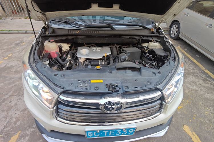 Used Toyota Highlander 2015 2.0T Two-Wheel Drive Luxury Edition 7 Seats Engine Bay