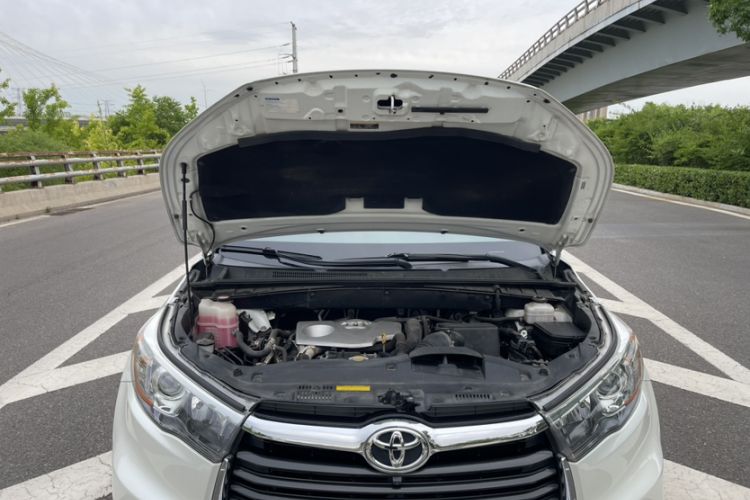 Used Toyota Highlander 2015 2.0T Two-Wheel Drive Luxury Edition 7 Seats Engine Bay