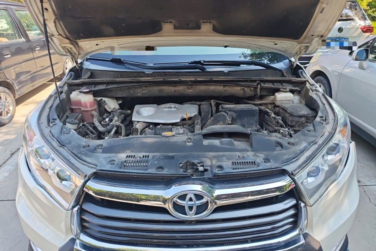 Used Toyota Highlander 2015 2.0T Four-Wheel Drive Luxury Navigation Version with 7 Seats Engine Bay