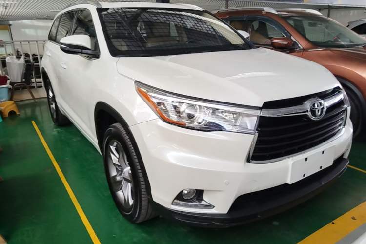 Used Toyota Highlander 2015 2.0T Two-Wheel Drive Luxury Edition 7 Seats Front