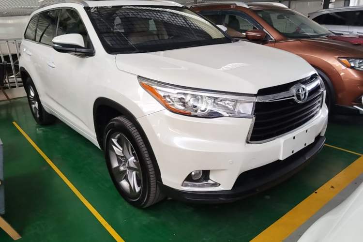 Used Toyota Highlander 2015 2.0T Two-Wheel Drive Luxury Edition 7 Seats Front Right 45 Deg