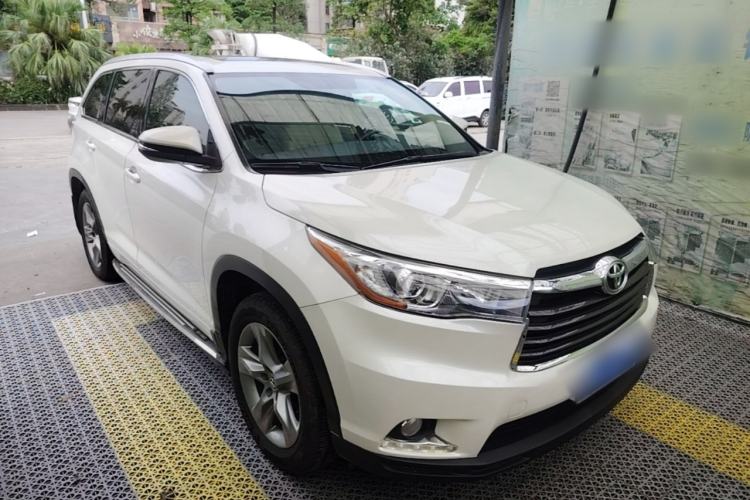 Used Toyota Highlander 2015 2.0T Two-Wheel Drive Luxury Edition 7 Seats Front Right 45 Deg