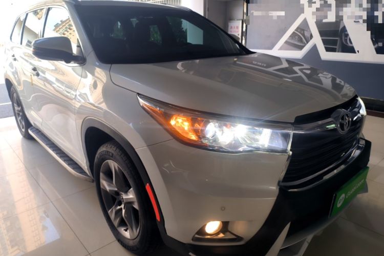 Used Toyota Highlander 2015 2.0T Two-Wheel Drive Luxury Edition 7 Seats Front Right 45 Deg