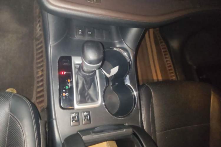 Used Toyota Highlander 2015 2.0T Two-Wheel Drive Luxury Edition 7 Seats Gear Lever