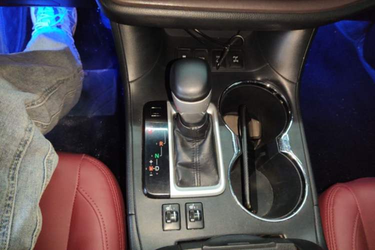 Used Toyota Highlander 2015 2.0T Four-Wheel Drive Luxury Edition 7-Seater Gear Lever