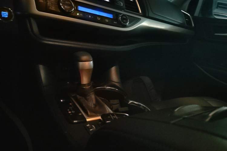 Used Toyota Highlander 2015 2.0T Four-Wheel Drive Luxury Edition 7-Seater Gear Lever