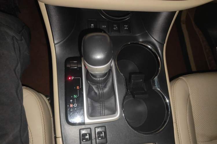 Used Toyota Highlander 2015 2.0T Four-Wheel Drive Luxury Edition 7-Seater Gear Lever