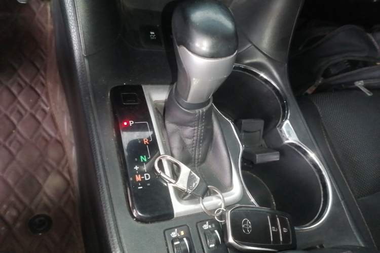 Used Toyota Highlander 2015 2.0T Two-Wheel Drive Luxury Edition 7 Seats Gear Lever