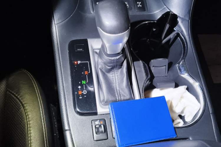Used Toyota Highlander 2015 2.0T Four-Wheel Drive Luxury Edition 7-Seater Gear Lever