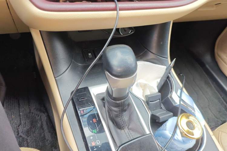 Used Toyota Highlander 2015 2.0T Four-Wheel Drive Luxury Edition 7-Seater Gear Lever