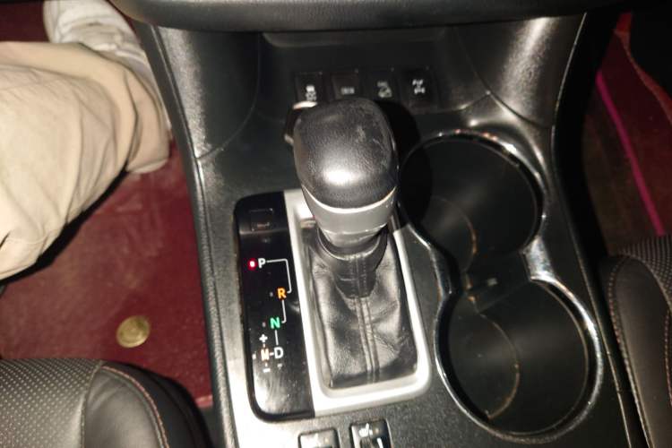 Used Toyota Highlander 2015 2.0T Four-Wheel Drive Luxury Edition 7-Seater Gear Lever