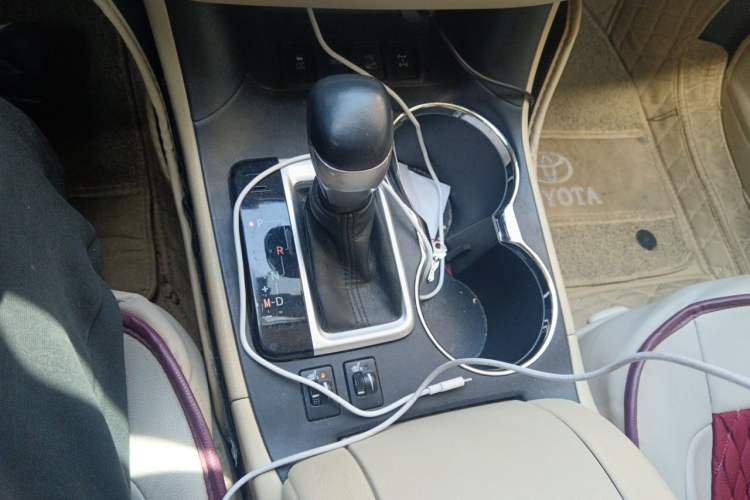 Used Toyota Highlander 2015 2.0T Four-Wheel Drive Luxury Edition 7-Seater Gear Lever