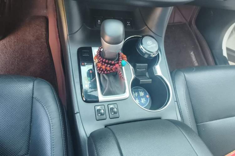 Used Toyota Highlander 2015 2.0T Four-Wheel Drive Luxury Edition 7-Seater Gear Lever