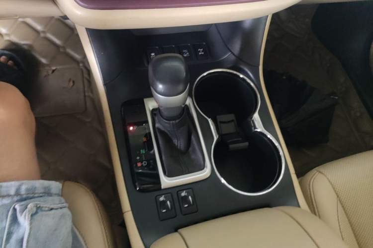 Used Toyota Highlander 2015 2.0T Four-Wheel Drive Luxury Edition 7-Seater Gear Lever