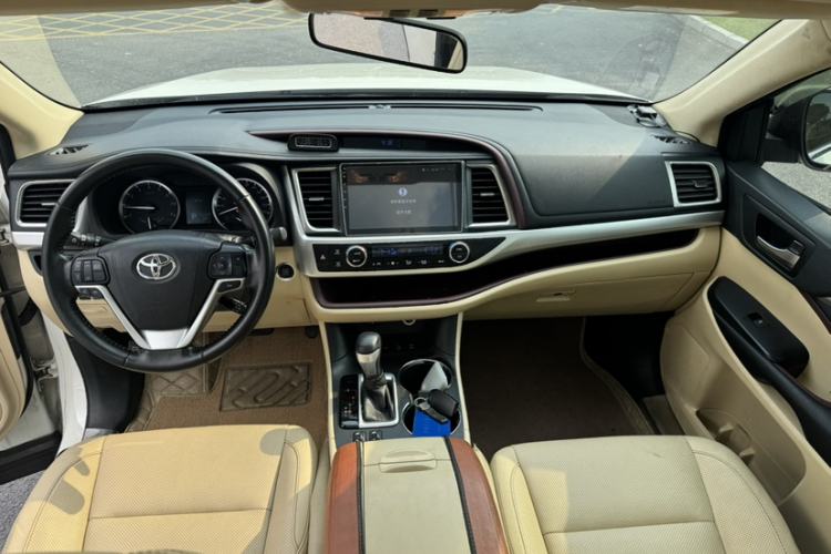 Used Toyota Highlander 2015 2.0T Four-Wheel Drive Luxury Edition 7-Seater Interior 1