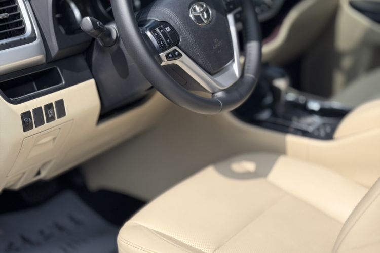 Used Toyota Highlander 2015 2.0T Four-Wheel Drive Luxury Edition 7-Seater Interior 1