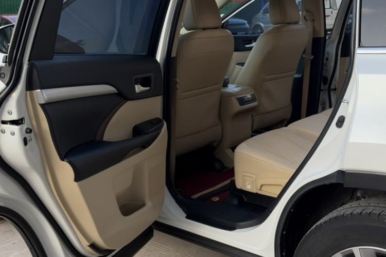 Used Toyota Highlander 2015 3.5L 4x4 Elite Edition 7-Seater Interior 1