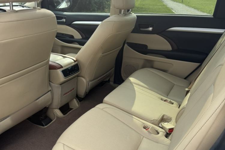 Used Toyota Highlander 2015 2.0T Four-Wheel Drive Luxury Edition 7-Seater Interior 2