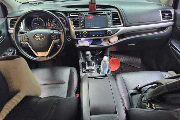 Used Toyota Highlander 2015 2.0T Four-Wheel Drive Luxury Navigation Version with 7 Seats Interior 2