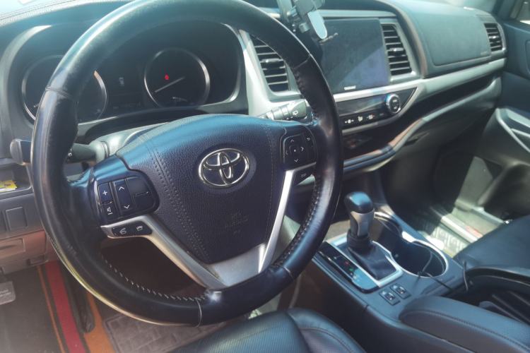 Used Toyota Highlander 2015 2.0T Four-Wheel Drive Luxury Edition 7-Seater Interior 2