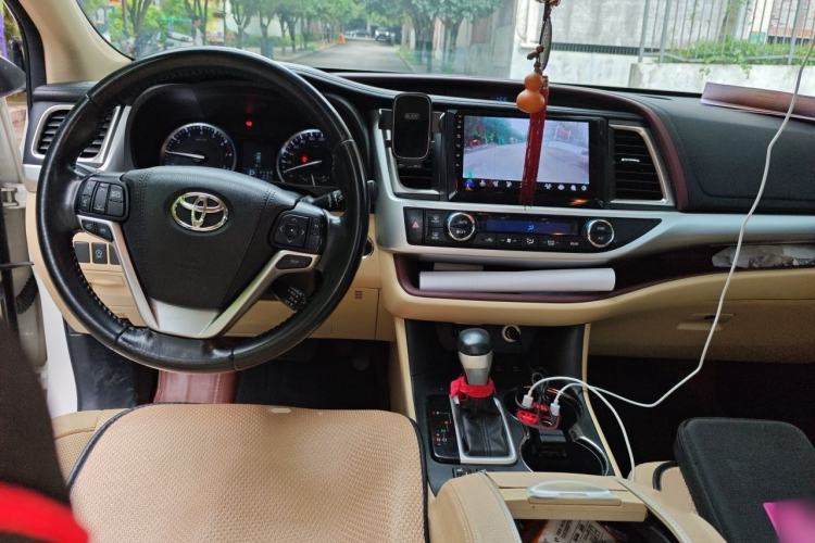 Used Toyota Highlander 2015 2.0T Four-Wheel Drive Luxury Edition 7-Seater Interior 2
