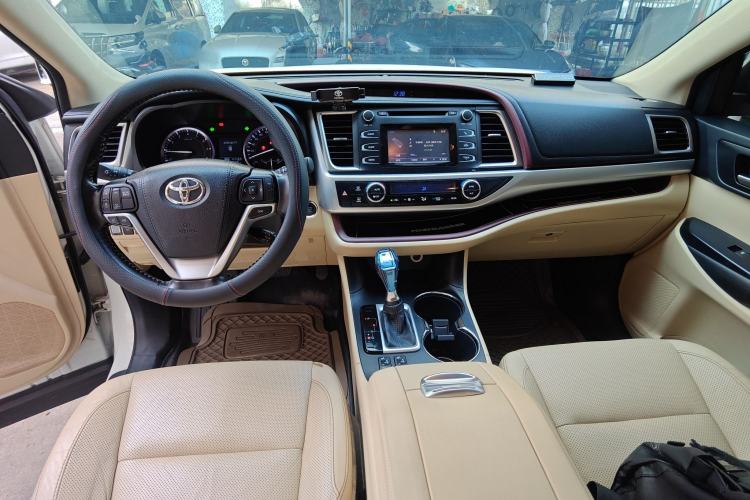 Used Toyota Highlander 2015 2.0T Two-Wheel Drive Luxury Edition 7 Seats Interior 2